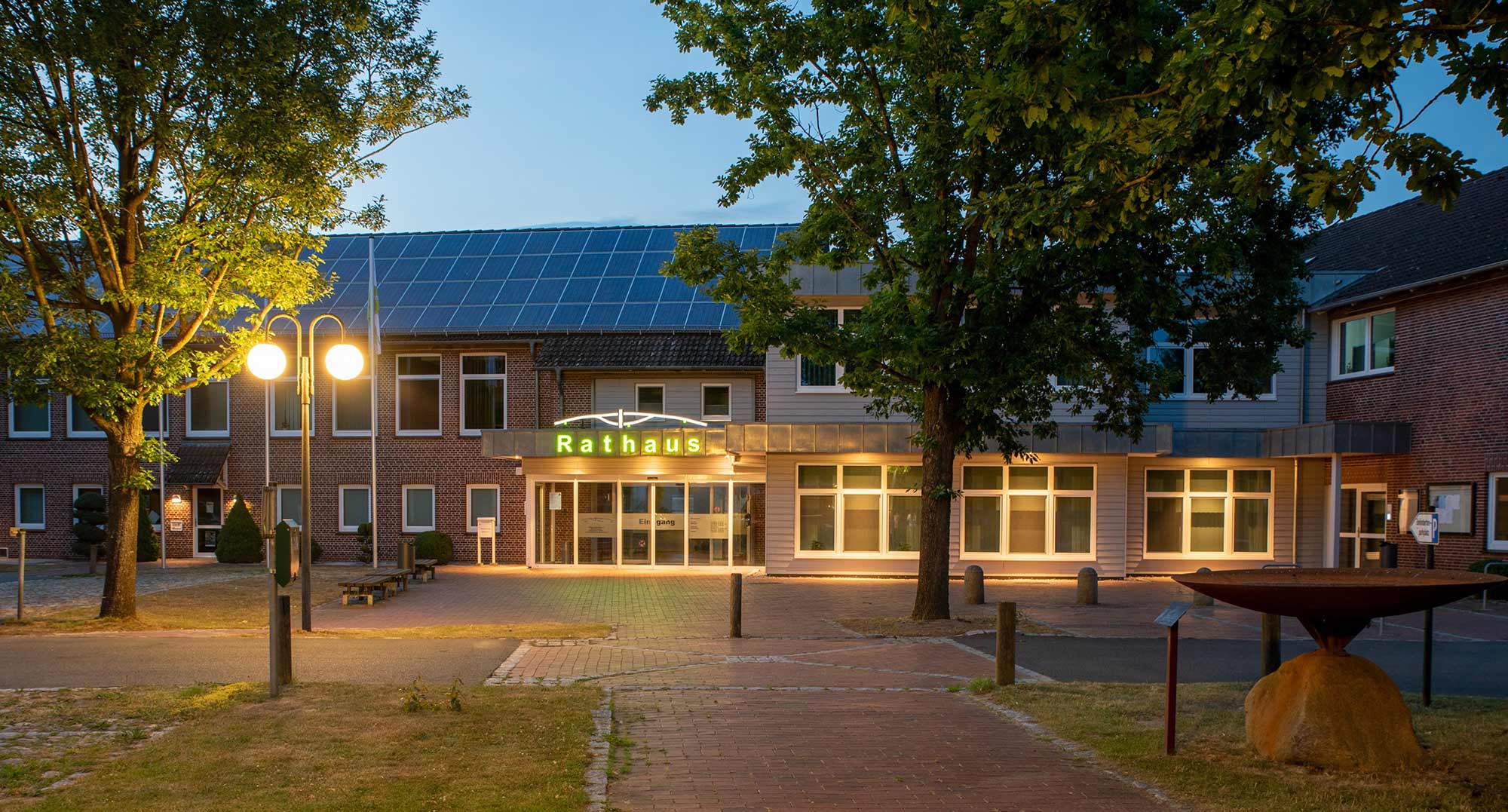 Rathaus der Gemeinde Elbmarsch am Abend Image